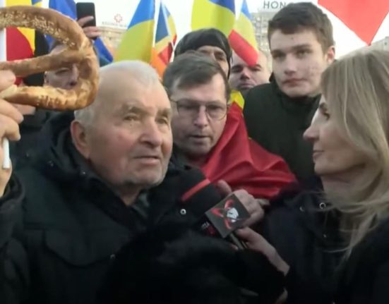 Anca Alexandrescu printre protestatari Mesaje dure pentru politicieni Dati le covrigul dar steagul ramane al poporului VIDEO