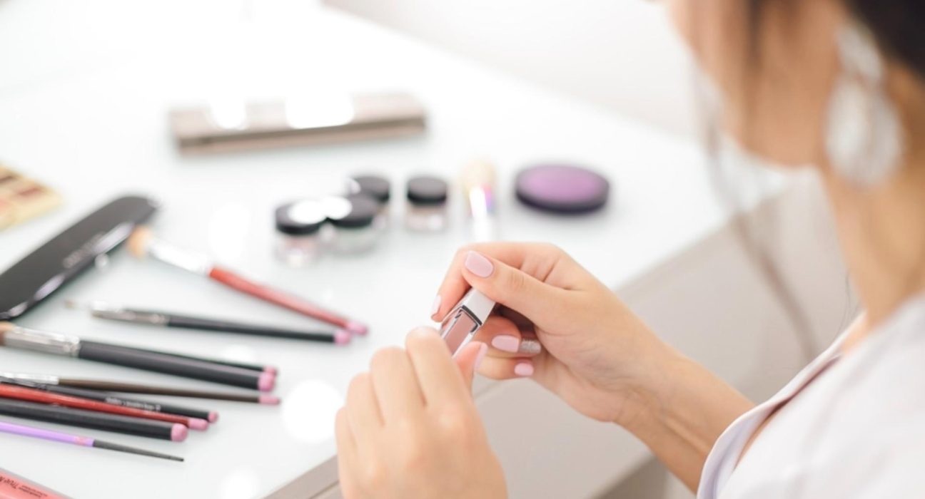 Autobronzant ruj ulei de par si farduri pe bani publici O primarie a achizitionat cosmetice de la firma unui deputat