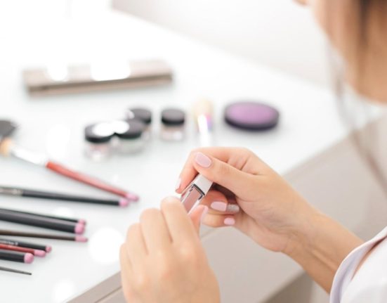 Autobronzant ruj ulei de par si farduri pe bani publici O primarie a achizitionat cosmetice de la firma unui deputat