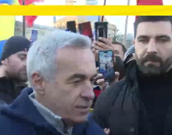 Calin Georgescu printre protestatarii din Piata Victoriei Mesaj Nu putem sta in genunchi in fata unui sistem abuziv