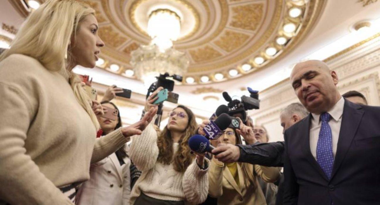 Cine este Cristina Tarteata functionara vocala care a protestat in Parlament impotriva concedierilor anuntate de Ilie Bolojan