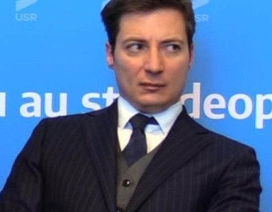 Delirul lui Caramitru Junior Elitele ne controleaza cu droguri mancare pe cartela VIDEO