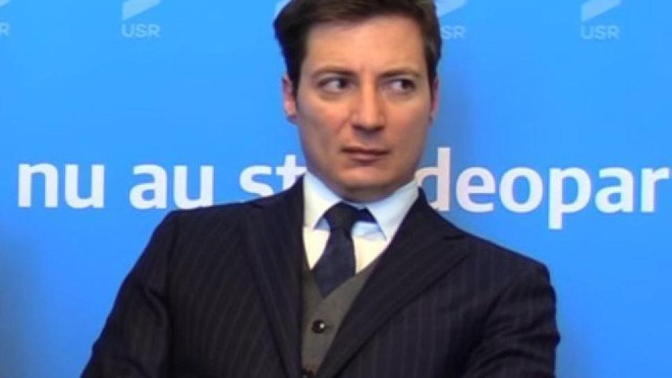 Delirul lui Caramitru Junior Elitele ne controleaza cu droguri mancare pe cartela VIDEO