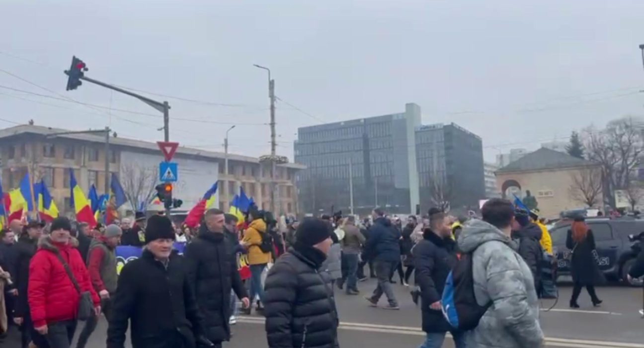 Politicienii PSD si PNL huiduiti la Iasi de Ziua Unirii