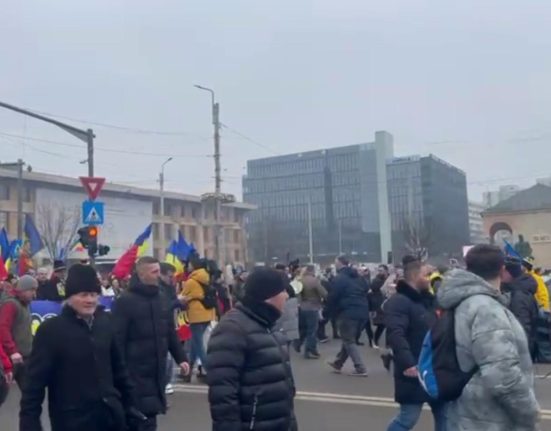 Politicienii PSD si PNL huiduiti la Iasi de Ziua Unirii