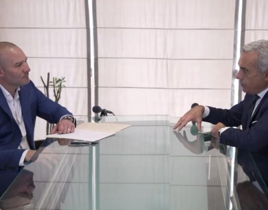 Presedintele ales Calin Georgescu dezvaluie miza anularii alegerilor intr un interviu cu un ex agent CIA
