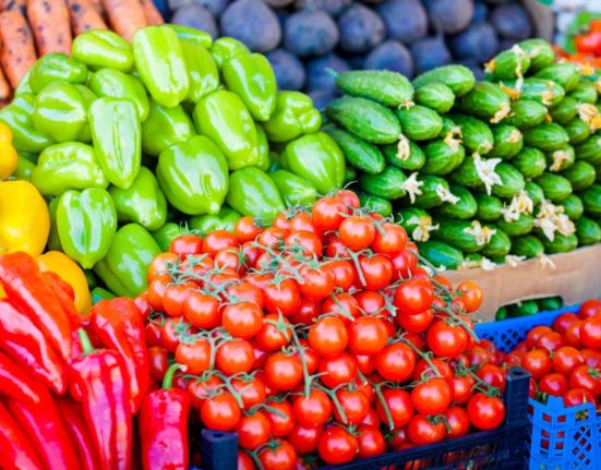 Producatorii locali aproape de faliment Romanii aleg supermarketurile Noi stam in piete si asteptam