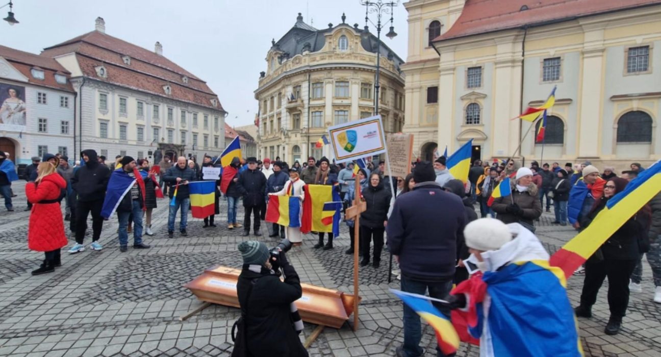Protest cu cosciug in fata primariei Sibiu Iohannis a ucis democratia