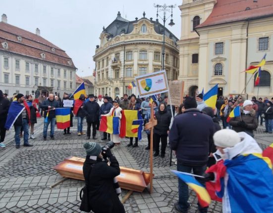 Protest cu cosciug in fata primariei Sibiu Iohannis a ucis democratia