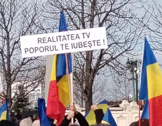 Romanii de la mitingul de la Parlament ajunsi in Piata Victoriei Realitatea PLUS alaturi de ei Mii de oameni Iohannis arestat Sa fie judecat LIVE TEXT si VIDEO