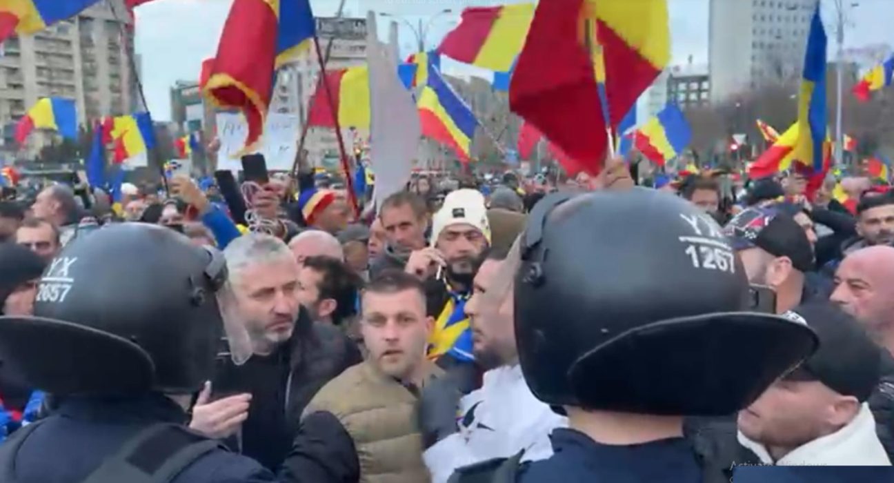 Tensiuni in Piata Victoriei jandarmii au format un cordon in fata Guvernului Cine a provocat