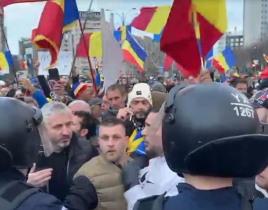 Tensiuni in Piata Victoriei jandarmii au format un cordon in fata Guvernului Cine a provocat