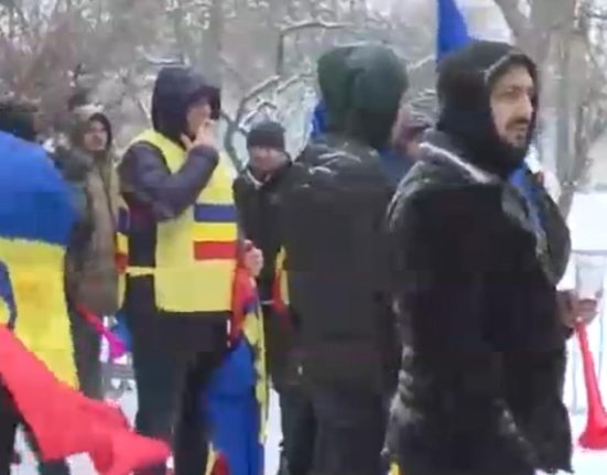 Angajatii CFR protesteaza la Ministerul Transporturilor