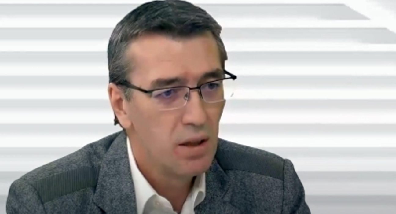 Avocatul Toni Neacsu fost membru CCR dezminte afirmatia lui Adrian Nastase Un mandat prezidential se incheie si prin demitere sau demisie Tot mandat intreg este