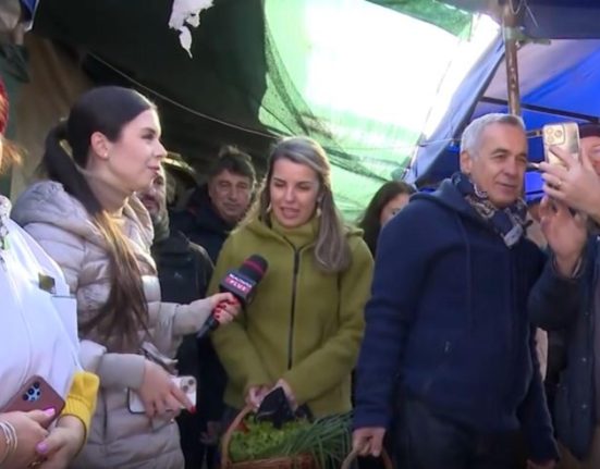 Calin Georgescu presedintele ales alaturi de sotie in piata