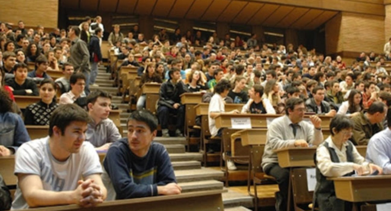 Facultatea din Romania cu multi studenti ramasi repetenti