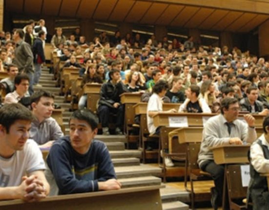 Facultatea din Romania cu multi studenti ramasi repetenti