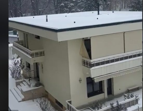 IMAGINI cu vila unde urma sa se mute Klaus Iohannis Marius Tuca Era padure dar au chelit locul au pus 3 copacei