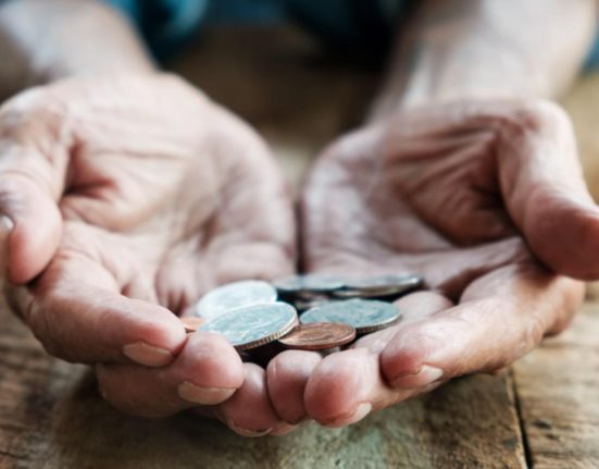 Jumatate dintre pensionari au sub 2700 lei venituri diferente mari intre pensie si cosul zilnic