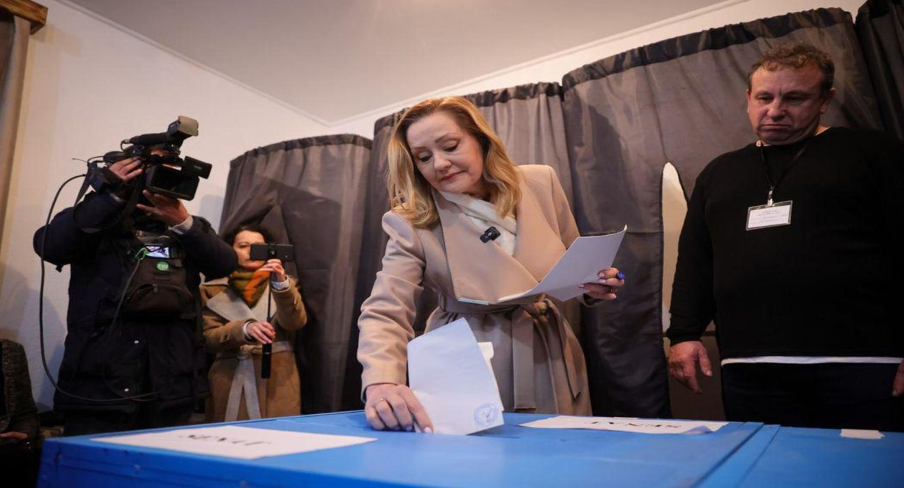 Lasconi furioasa dupa ce Iohannis a refuzat demisia Il consider ilegitim imi e rusine ca l am votat Nici Ceausescu nu a fost atat de detestat ca Iohannis