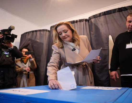 Lasconi furioasa dupa ce Iohannis a refuzat demisia Il consider ilegitim imi e rusine ca l am votat Nici Ceausescu nu a fost atat de detestat ca Iohannis
