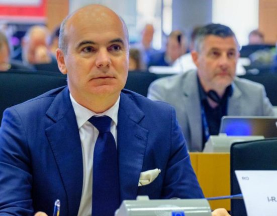 Rares Bogdan Europa pare o doamna batrana distinsa in scaun cu rotile
