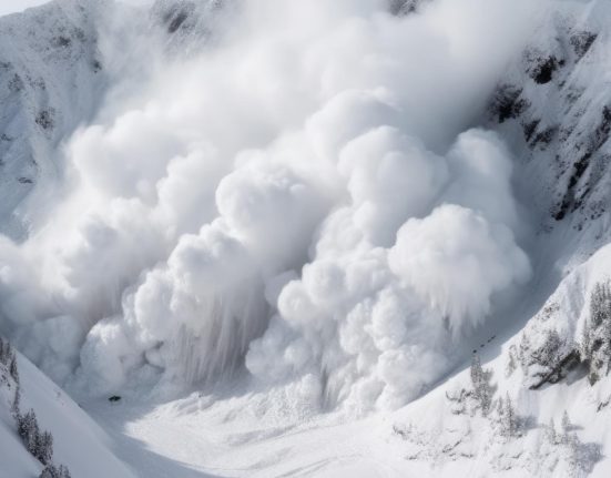 Risc mare de avalanse in Carpati Avertisment Salvamont