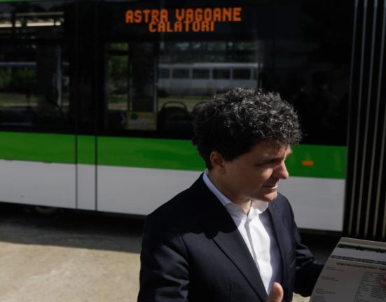 Riscul unui faliment iminent STB gajeaza autobuzele pentru datorii la ANAF Nicusor Dan primarul fara realizari viseaza la Cotroceni