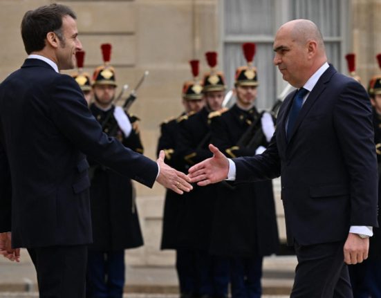 Traian Basescu glume despre Bolojan L am trimis acolo ca sa ce Macron a incercat sa repare o gafa