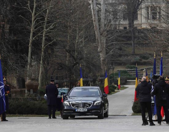 Ultima aroganta a lui Klaus Iohannis la Cotroceni ceremonie cu fanfara si covor rosu Ilie Bolojan a preluat interimatul LIVE VIDEO si TEXT