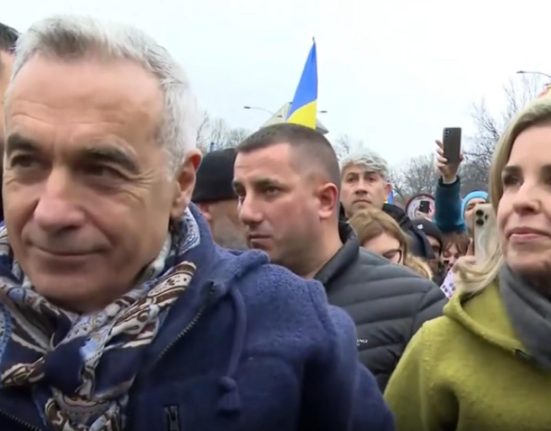 Calin Georgescu la protestul din Piata Victoriei Poporul roman trezit e o forta