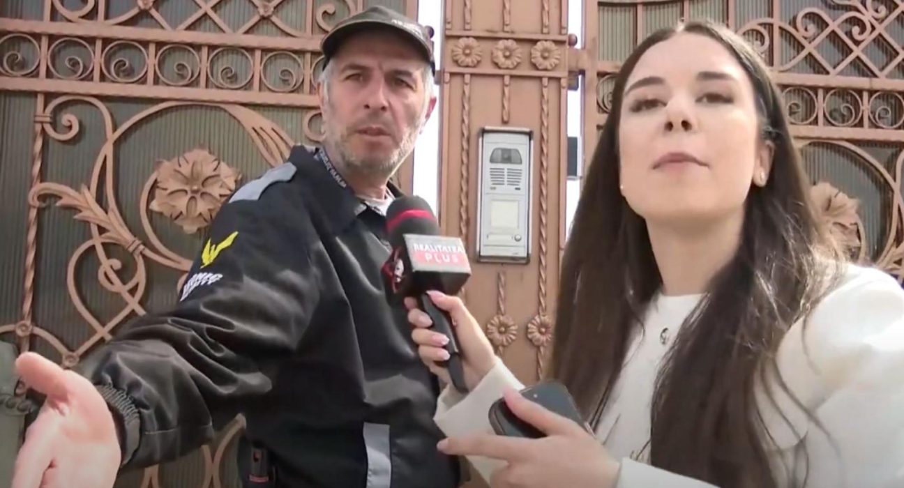 Echipa Realitatea Plus agresata in spatiul public de paznicul vilei lui Teia Sponte VIDEO