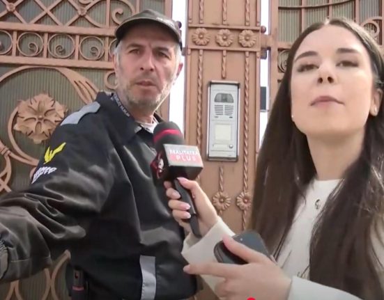 Echipa Realitatea Plus agresata in spatiul public de paznicul vilei lui Teia Sponte VIDEO