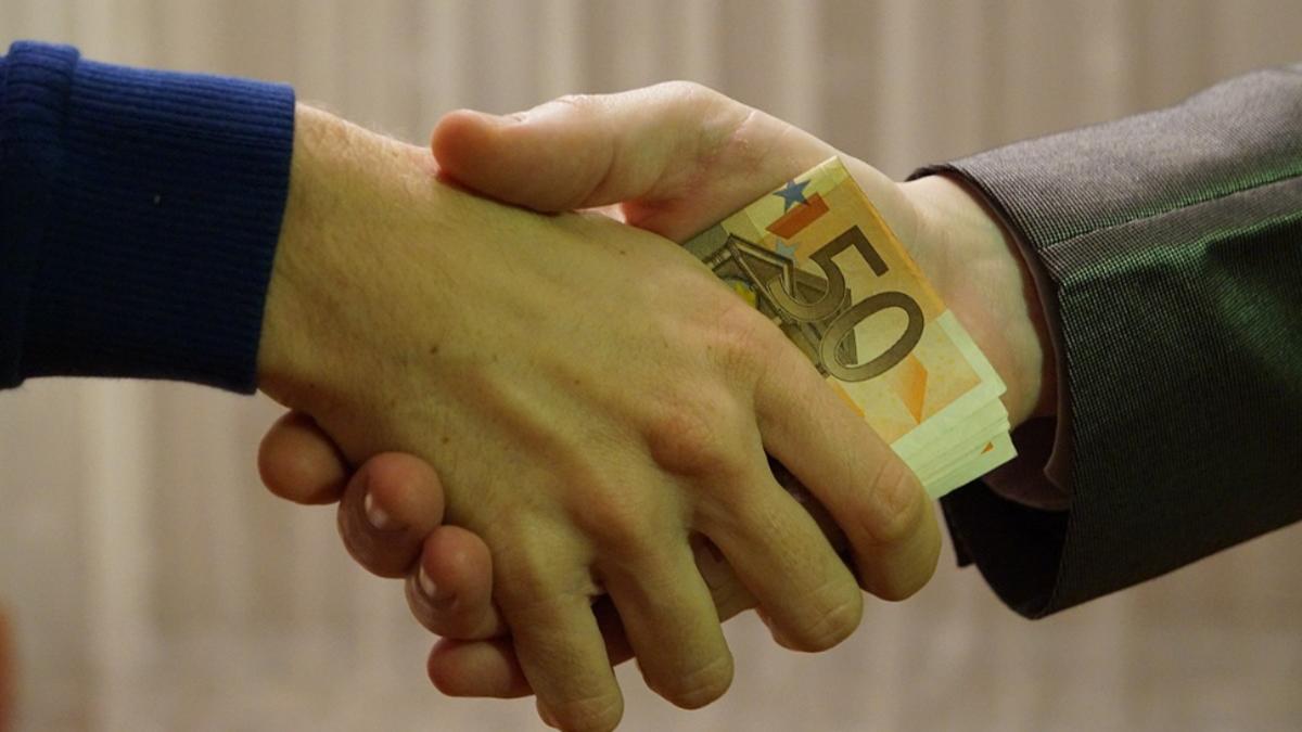 Functionar public prins cu spaga de peste 120000 euro