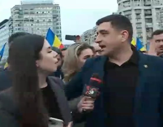 George Simion a ajuns in mijlocul manifestantilor din Piata Victoriei Vedeti aici o piata plina de boti si tiriboti