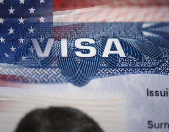 Lovitura pentru romani Trump blocheaza Visa Waiver