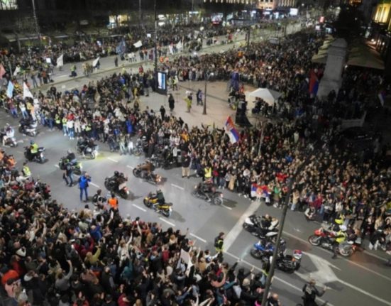 Mii de oameni protesteaza in Belgrad demisia presedintelui Vucic ceruta
