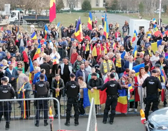 Protestul democratiei soarta lui Calin Georgescu se decide acum Mobilizare uriasa romanii protesteaza la CCR Fortele de ordine triplate LIVE TEXT si VIDEO