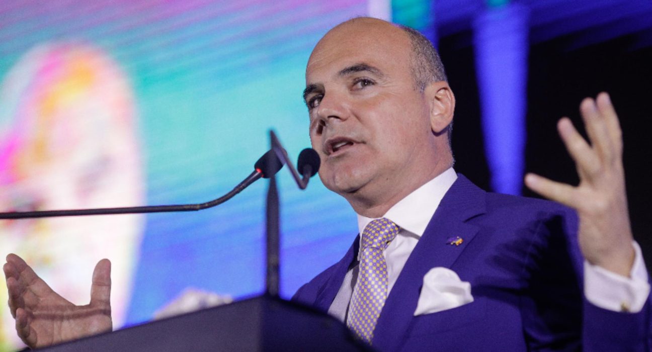 Rares Bogdan Cei care linguseau ambasadele cerand aprobare de la marele licurici critica azi America