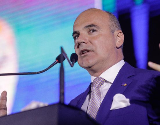 Rares Bogdan Cei care linguseau ambasadele cerand aprobare de la marele licurici critica azi America