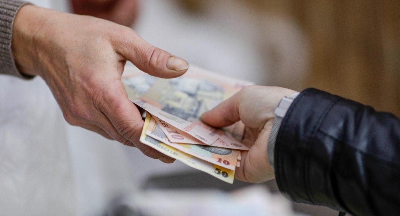 Seniorii primesc ajutoare dupa blocarea pensiilor