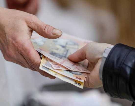 Seniorii primesc ajutoare dupa blocarea pensiilor
