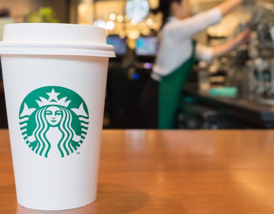 Starbucks obligata sa plateasca despagubiri curierului oparit