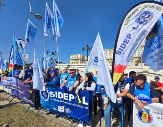 Sute de sindicalisti protesteaza la CCR pentru pensiile militarilor