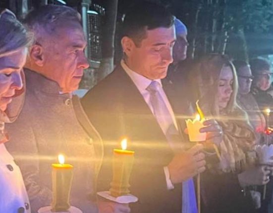 Dovada sprijinului lui Calin Georgescu pentru George Simion familiile lor impreuna la slujba de Inviere Anca Alexandrescu Calin Georgescu merge ia lumina si apoi ii da lumina lui George Simion