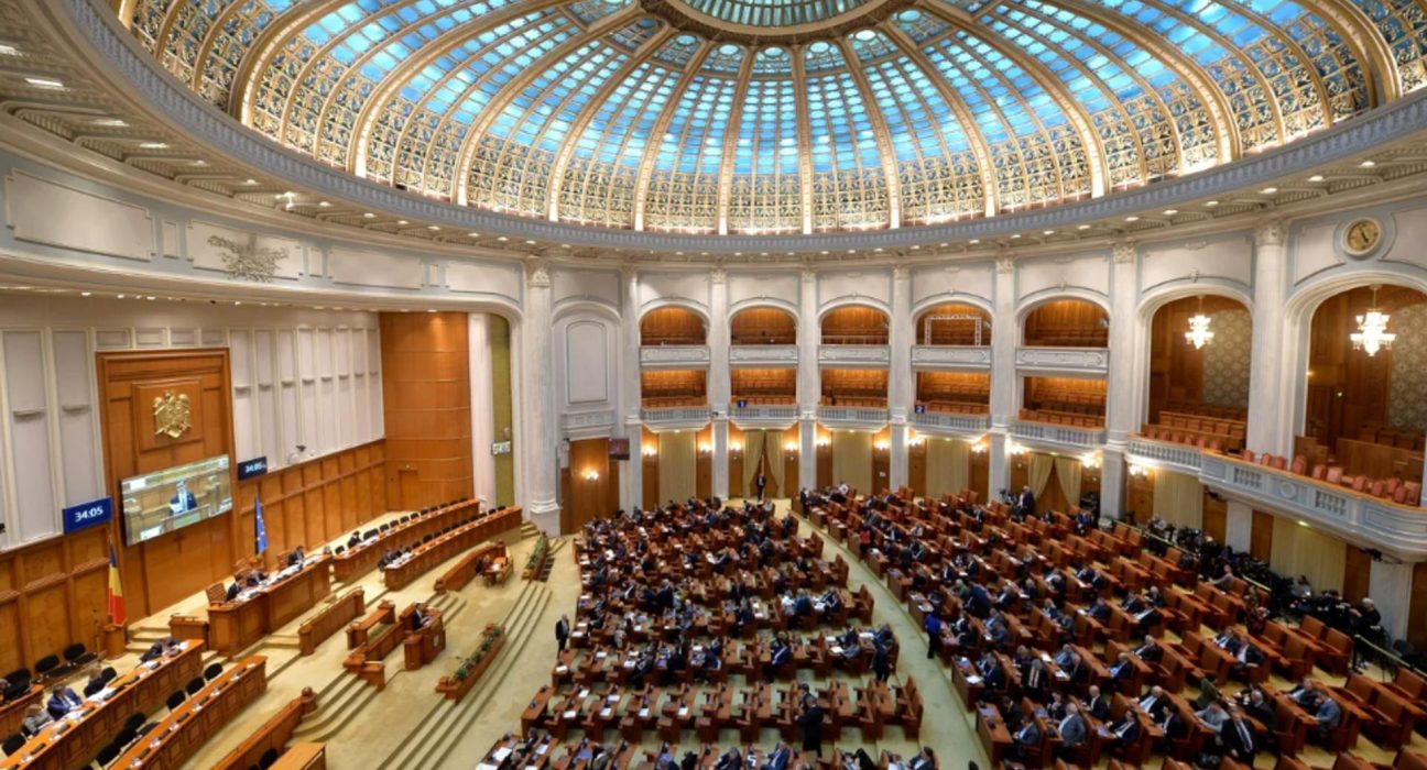 Evaluarea functionarilor publici din Parlament aprobata