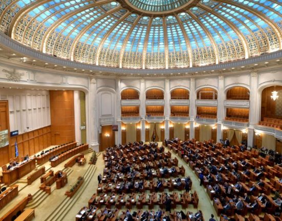 Evaluarea functionarilor publici din Parlament aprobata