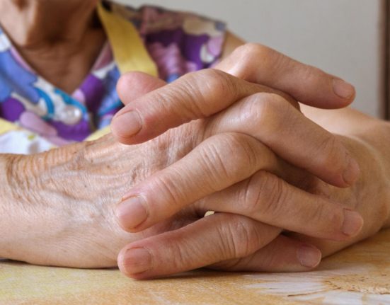 Pensionarii abandonati inainte de Paste Ajutoarele intarzie