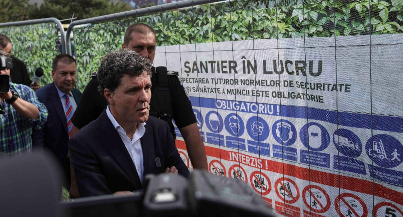 Scandal privind planseul de la Piata Unirii Nicusor Dan acuzat de amanare