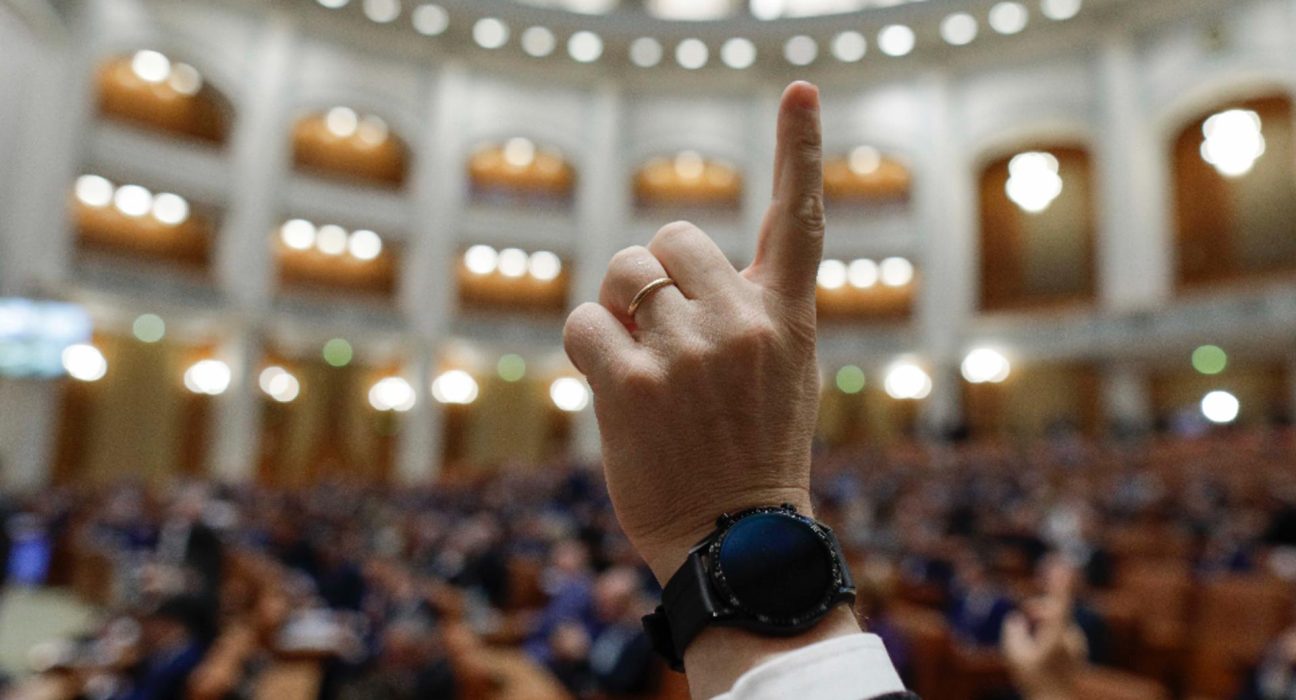 Sebastian Burduja a scapat Senatul a respins motiunea